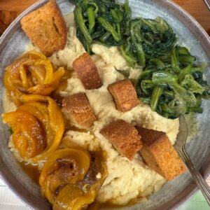 fave e foglie in crostoni di pane